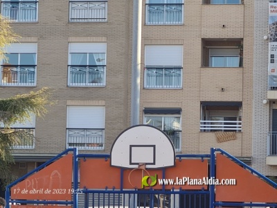 Vecinos de la Plaça L'Hereu critican 'meses con las canastas rotas'