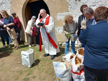Cientos de personas celebran la fiesta de Santa Llúcia en Castellfort