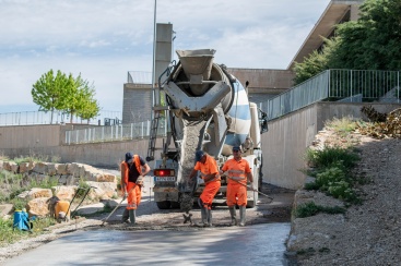 Tallen l'accés a l'IES Els Ports per obres de formigó
