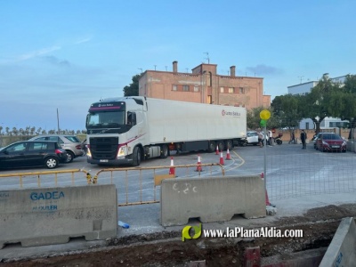 Un autobús y un camión quedan atrapados entre las obras de la carretera Puerto-Grao