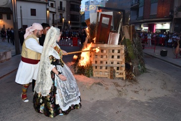 Vila-real vive la previa de Sant Pasqual con la ofrenda y la hoguera