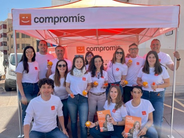 COMPROMIS reparte naranjas de la tierra y explica su programa electoral en Betxi