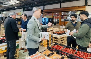 Ortolá (VOX) visita el Mercado de Abastos: 'La reforma es necesaria, pero no debe afectar a la actividad diaria'