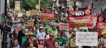 Más de 3.000 personas y 60 tractores se manifiestan en Castellón contra proyectos fotovoltaicos