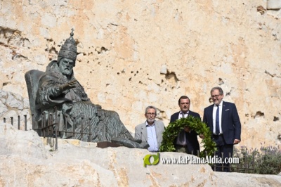 Una ofrena de flors commemora el sis aniversari de la mort del Papa Lluna a Penscola