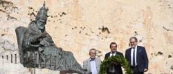 Una ofrenda de flores conmemora el sexto aniversario del fallecimiento del Papa Luna en Peñíscola