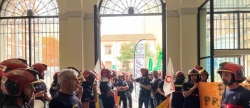 Bomberos y trabajadores de la Diputación protestan por la defensa de los derechos laborales