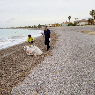 La Brigada Municipal de Almenara limpia la orilla de la Playa Casablanca