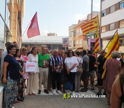 Grups polítics i banderes independentistes protagonitzen la manifestació contra l'eliminació de les subscripcions de revistes catalanes de la biblioteca