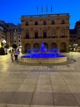 La fuente de la plaza Mayor se ilumina de color azul contra los crímenes de odio