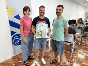 El Ayuntamiento de l'Alcora impulsa la campaña 'Espera llegint' para fomentar la lectura en valenciano desde el comercio local