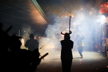 La traca i el castell de focs artificials posen el punt final a les festes de la Mare de Du de Grcia