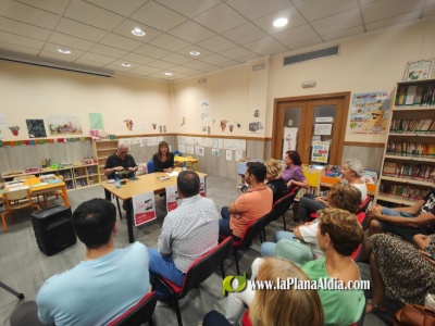 La Biblioteca Municipal alcorina con Anna Puchol al frente acogió la presentación del libro 'la soledad del perro' de Julio César Cano