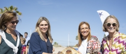 Marta Barrachina suelta al mar en Almassora a la tortuga 'Benafelí', recuperada en el Oceanogràfic de Valencia