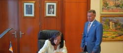 La presidenta de Les Corts Valencianes firma en el libro de honor del Ayuntamiento de Burriana