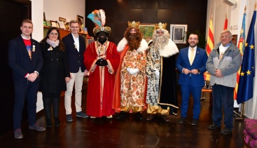 La Joventut Antoniana vuelve a llenar las calles de ilusión y colorido en la multitudinaria Cabalgata de Reyes de Vila-real