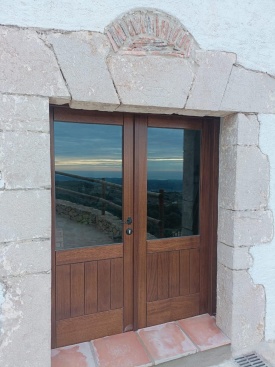 Nova porta per a la casa rural de Sant Joan de Nepomuc de La Serratella