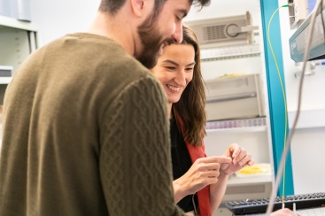 Un equipo de la UPV diseña una innovadora metasuperficie que favorece la miniaturización de los circuitos de los dispositivos fotónicos
