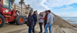 El Ayuntamiento de Torreblanca levanta dunas en sus playas para protegerlas de los temporales invernales