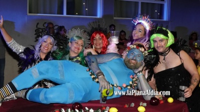 Les Alqueries vive una intensa y colorida noche de disfraces