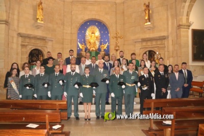 Autoridades, reina y damas y pueblo en general con la guardia civil de Alcora el día de su patrona