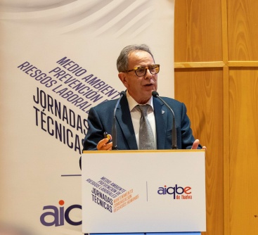 Avelino Corma recibe el premio al Fomento y Desarrollo de la Ciencia y Tecnología de la AIQBE