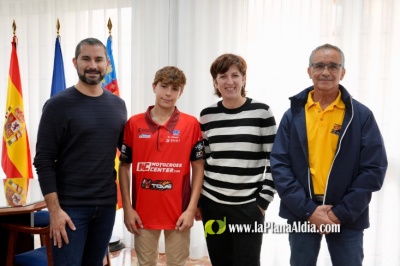 El alcalde de l’Alcora y la concejala de Deportes reciben a Pau Caudet, campeón de España de motocross MX85