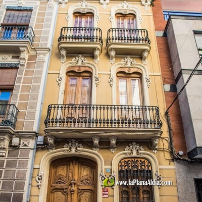 El Ayuntamiento de Burriana, a través de la concejalía de Patrimonio dirigida por el edil Alejandro Clausell, ha concedido provisionalmente 100.000 euros en ayudas para rehabilitar las fachadas modernistas del municipio. Una vez publicadas las subvencione
