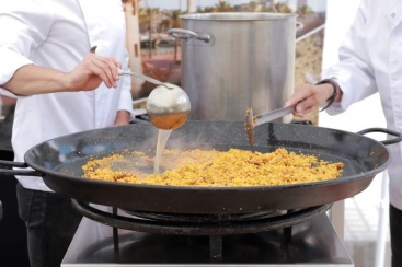 El Patronato de Turismo repartir 500 raciones de arroz cocinadas en el II Concurso Internacional de Arroz a Banda a los afectados por la DANA en Valencia