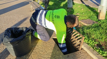 Onda refuerza la prevención ante las fuertes lluvias con la limpieza de imbornales y barrancos