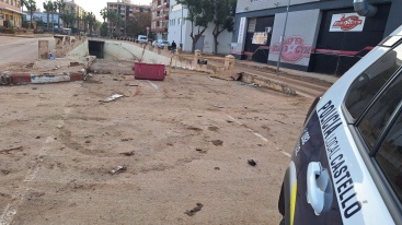 Voluntarios de Castellón se desplazan en autobús solidario para ayudar en labores de limpieza en Alfafar