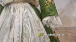 Vermell i ivori, els colors dels primers vestits de Claudia i Valeria