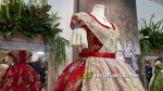 Vermell i ivori, els colors dels primers vestits de Claudia i Valeria