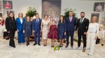 Vermell i ivori, els colors dels primers vestits de Claudia i Valeria