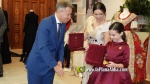 Vermell i ivori, els colors dels primers vestits de Claudia i Valeria