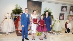 Vermell i ivori, els colors dels primers vestits de Claudia i Valeria