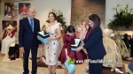 Vermell i ivori, els colors dels primers vestits de Claudia i Valeria