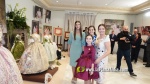 Vermell i ivori, els colors dels primers vestits de Claudia i Valeria