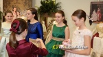 Vermell i ivori, els colors dels primers vestits de Claudia i Valeria