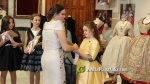 Vermell i ivori, els colors dels primers vestits de Claudia i Valeria