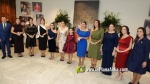 Vermell i ivori, els colors dels primers vestits de Claudia i Valeria