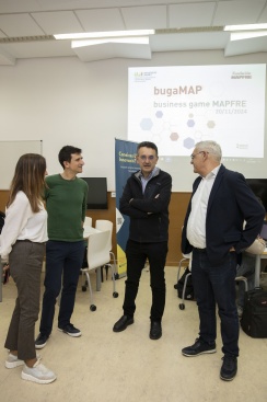 Estudiants de l'UJI participen al joc d'estratègia empresarial bugaMAP