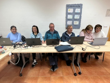 Vecinos de Vilafranca se capacitan en tecnología digital a través de cursos y talleres