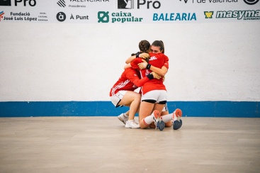 Ana, Isabel y Joana de Rafelbunyol se coronan campeonas de la Copa Caixa Popular de raspall femenino