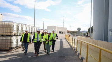 Carmina Ballester destaca la innovació d'Acrilats durant la visita a les instal·lacions d'Onda