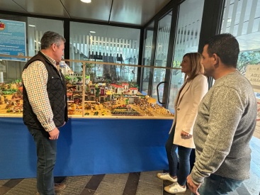 Almassora expone en la entrada del Ayuntamiento un belén de Playmobil con más de 800 piezas