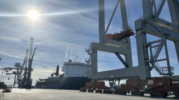 PortCastelló acoge una operativa de descarga de dos carretes de cable submarino
