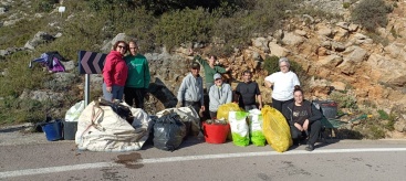 La Serratella recoge 100 kilos de residuos en su lucha contra la 'basuraleza'