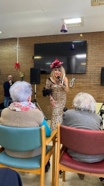 La Chica Karamelo realiza una actuacin musical benfica en las residencias de tercera edad de Vila-real