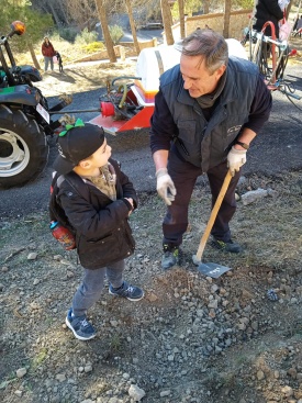 Más de 30 niños reforestan Montán con especies resistentes al fuego para prevenir incendios